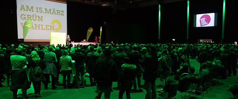 Das Auditorium in der Spakassenarena war in grünes Licht getüncht.