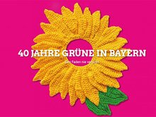 40 Jahre Grüne in Bayern - den Faden nie verloren. Bild mit gestrickter Sonnenblume