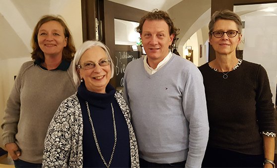Die Kreisvorsitzenden aus Stadt und Land, Elke Rümmelein, Petra Seifert und Hedwig Borgmann (v.l.n.r) gratulieren Stefan Gruber zu seinem Ergebnis bei der OB-Wahl 2016