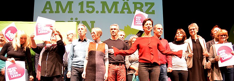 Den Rücken gestärkt: Sigi Hagl holte das Team der grünen Stadtratskandidaten mit auf die Bühne.