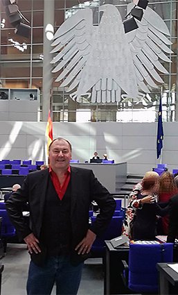 der neue Abgeordnete Erhard Grundl im Bundestag in Berlin vor dem Bundesadler