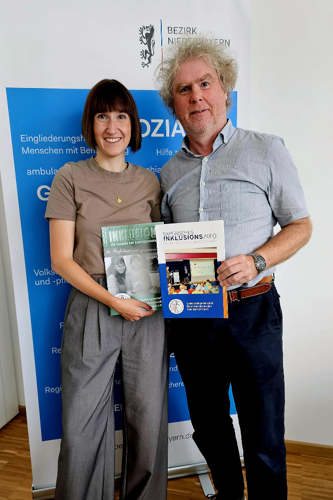 Bezirksrat und Beauftragter für Menschen mit Behinderung Markus Scheuermann und seine Fraktionskollegin Stefanie Auer präsentieren zwei Inklusions-Hefte von 2012 und 2025
