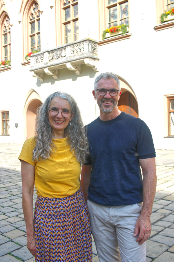 Anita Gromotka mit gelbem T-Shirt und Christoph Rabl mit blauem T-Shirt in der Altstadt vor dem Rathaus
