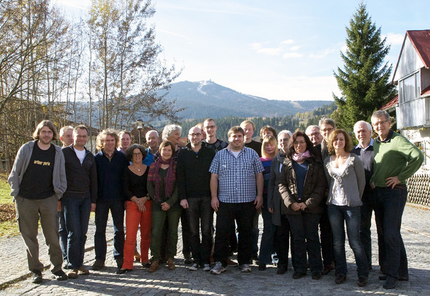 Im Bild die Teilnehmer/innen der Klausur vor dem großen Arber