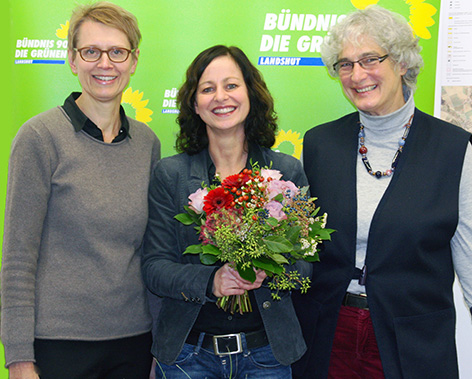 Kreisvorsitzende Hedwig Borgmann (links) und Beisitzerin Verena Putzo-Kistner (rechts) überbringen die Glückwünsche des Kreisverbandes an die neue Landesvorsitzende Sigi Hagl