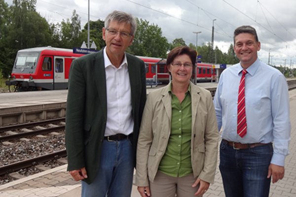 v.l.n.r.: Dr. Thomas Keyßner, Rosi Steinberger, MdL, Erster Bürgermeister Peter Forstner, Neufahrn