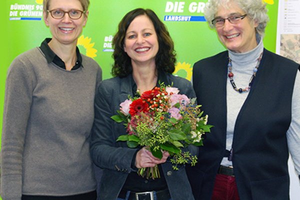 Kreisvorsitzende Hedwig Borgmann (links) und Beisitzerin Verena Putzo-Kistner (rechts) überbringen die Glückwünsche des Kreisverbandes an die neue Landesvorsitzende Sigi Hagl