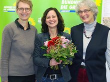 Kreisvorsitzende Hedwig Borgmann (links) und Beisitzerin Verena Putzo-Kistner (rechts) überbringen die Glückwünsche des Kreisverbandes an die neue Landesvorsitzende Sigi Hagl