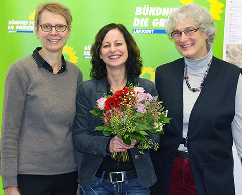 Kreisvorsitzende Hedwig Borgmann (links) und Beisitzerin Verena Putzo-Kistner (rechts) überbringen die Glückwünsche des Kreisverbandes an die neue Landesvorsitzende Sigi Hagl