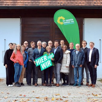 Gruppenfoto der ersten 20 Listenplätze vor einer Grünen Beachflag vor einem Gebäude