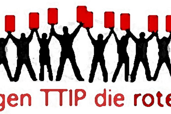 Wir zeigen TTIP die rote Karte. Menschenkette mit roten Karten über den Köpfen haltend.