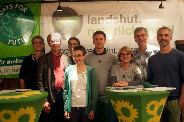 (v.l.n.r.): Vorstandssprecherin Hedwig Borgmann, Prof. Dr. Stephan Pauleit, Lorenz Herdeis und Sarah Schoeps (Fridays for Future) Dr. Christian Thurmaier und Iris Haas (Landshut natürlich mobil), Dr. Thomas Keyßner und Christoph Rabl (Foto: M. Scheuermann)