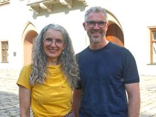 Anita Gromotka mit gelbem T-Shirt und Christoph Rabl mit blauem T-Shirt in der Altstadt vor dem Rathaus