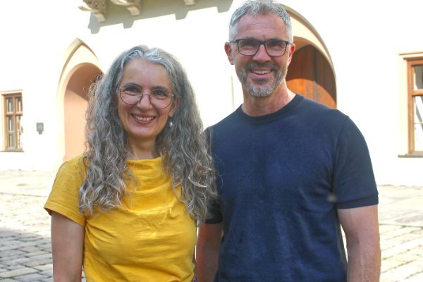 Anita Gromotka mit gelbem T-Shirt und Christoph Rabl mit blauem T-Shirt in der Altstadt vor dem Rathaus