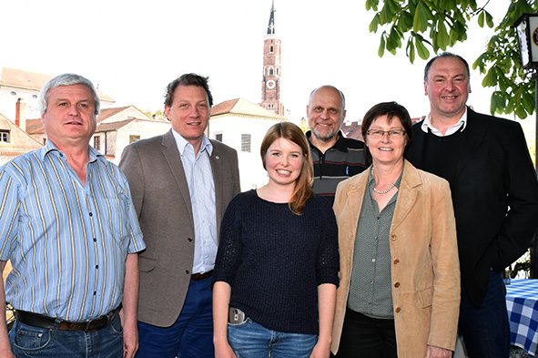 V.l.n.r.: Schatzmeister Robert Steinbauer (Aldersbach), Oberbürgermeisterkandidat Stefan Gruber (Landshut), das neue Vorstandsmitglied und Vertreterin der Grünen Jugend Ostbayern Marlene Schönberger (Adlkofen), Beisitzer Hans Feirer (Simbach), MdL Rosi Steinberger (Kumhausen), Vorstandssprecher Erhard Grundl (Straubing)