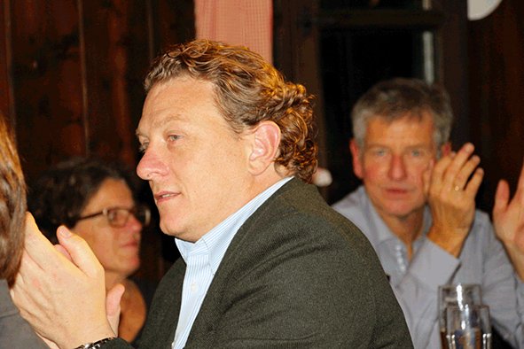 Stefan Gruber von der linken Seite, im Hintergrund Regine und Dr. Thomas Keyßner (alle klatschend)