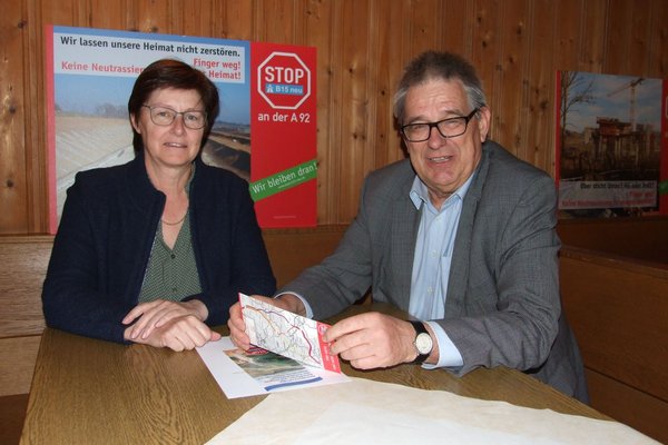 Auf dem beigefügten Bild sehen Sie die beiden Abgeordneten Rosi Steinberger und Dr. Thomas Gambke bei der Diskussion der vorgestellten Trassenvarianten.