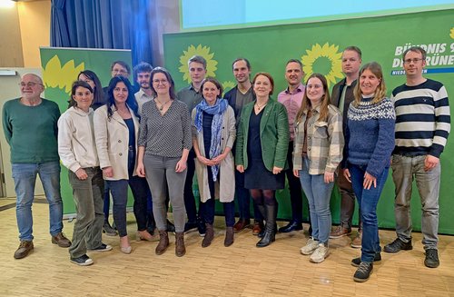 Alle Kandidat*Innen der Grünen vor grünem Hintergrund, Landtagsliste