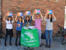 Die Grüne Jugend am Ländtor beim Demonstrieren gegen Diskriminierung mit bunten Schildern in den erhobenen Händen