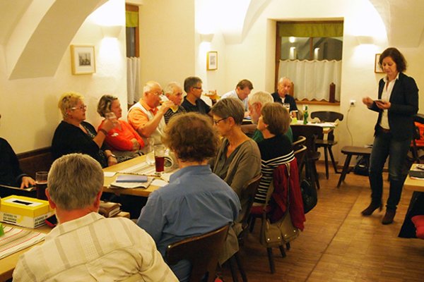 Kreisversammlung am 16.9.2015 im Rieblwirt. Sigi Hagl spricht im vollen Nebenraum.