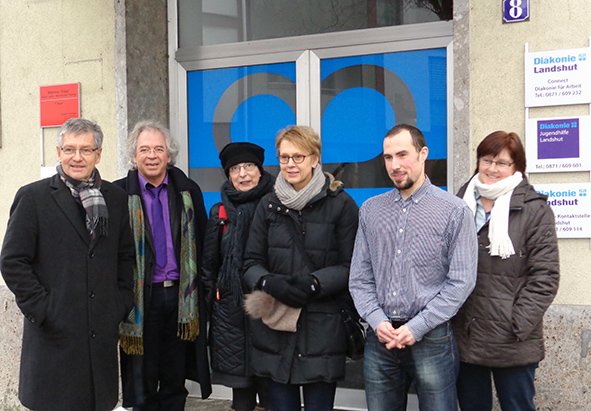 von links 2. Bürgermeister Dr. Thomas Keyßner, Diakonie-Geschäftsführer Holger Peters, Kreisrätin Petra Seifert, Stadträtin Hedwig Borgmann, "Blaue-Tür"-Büroleiter Daniel Verdecchia und MdL Rosi Steinberger vor der Blauen Tür der Diakonie Landshut