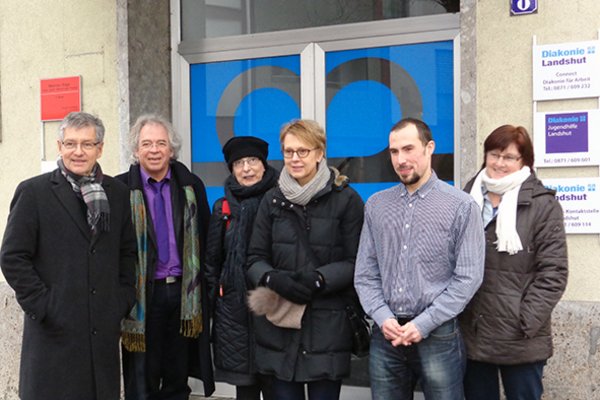 von links 2. Bürgermeister Dr. Thomas Keyßner, Diakonie-Geschäftsführer Holger Peters, Kreisrätin Petra Seifert, Stadträtin Hedwig Borgmann, "Blaue-Tür"-Büroleiter Daniel Verdecchia und MdL Rosi Steinberger vor der Blauen Tür der Diakonie Landshut