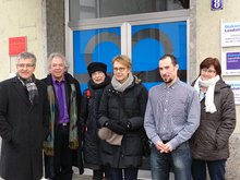 von links 2. Bürgermeister Dr. Thomas Keyßner, Diakonie-Geschäftsführer Holger Peters, Kreisrätin Petra Seifert, Stadträtin Hedwig Borgmann, "Blaue-Tür"-Büroleiter Daniel Verdecchia und MdL Rosi Steinberger vor der Blauen Tür der Diakonie Landshut