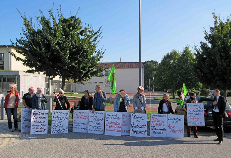 Demonstranten vor der Eskara-Halle