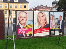 Gestern Vormittag prangte auf dem Wahlplakat von Alexander Putz bereits der Stichwahl-Hinweis, wie hier am Bismarckplatz. Die leere Fläche links ziert übrigens eine Rose. Hier wäre das Wahlplakat von der im Juli verstorbenen Prof. Dr. Gabriele Goderbauer-Marchner gehangen. Foto: sig