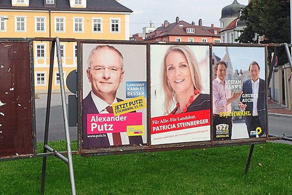 Gestern Vormittag prangte auf dem Wahlplakat von Alexander Putz bereits der Stichwahl-Hinweis, wie hier am Bismarckplatz. Die leere Fläche links ziert übrigens eine Rose. Hier wäre das Wahlplakat von der im Juli verstorbenen Prof. Dr. Gabriele Goderbauer-Marchner gehangen. Foto: sig