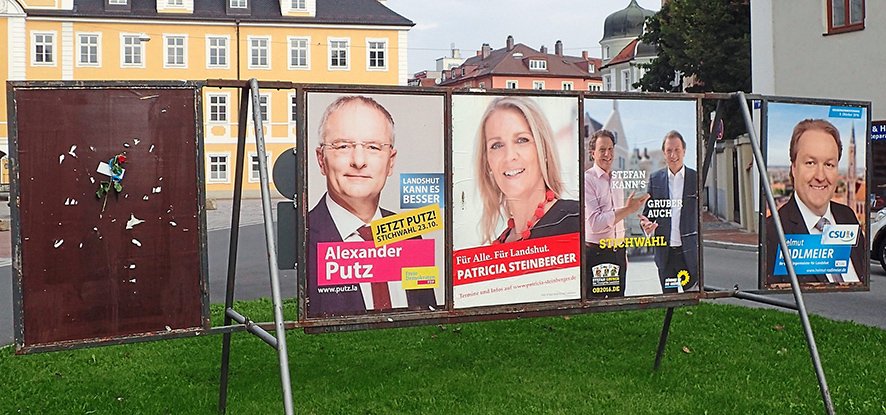 Gestern Vormittag prangte auf dem Wahlplakat von Alexander Putz bereits der Stichwahl-Hinweis, wie hier am Bismarckplatz. Die leere Fläche links ziert übrigens eine Rose. Hier wäre das Wahlplakat von der im Juli verstorbenen Prof. Dr. Gabriele Goderbauer-Marchner gehangen. Foto: sig