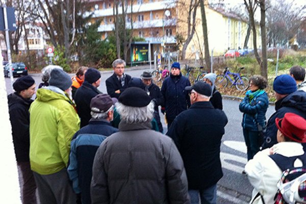 Viele Zuhörer bei den Erläuterungen zu den Neubau-Vorhaben und der Verkehrsführung an der Schönau-Straße