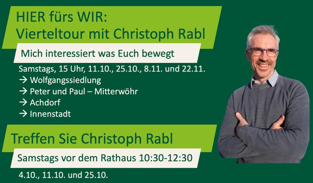 Ankündigungstext, neben dem Christoph Rabl mit verschränkten Händen steht