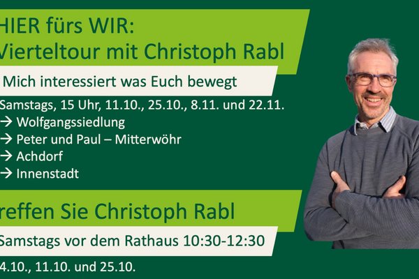 Ankündigungstext, neben dem Christoph Rabl mit verschränkten Händen steht