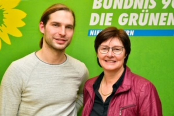 Toni Schuberl, MdL und Rosi Steinberger, MdL vor grüner Stellwand