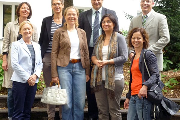 Elisabeth Strasser, Christine Hilkinger (stellv. Schulleiterin), Hedwig Borgmann, Doris Wagner (Frauenreferentin der Bayerischen Grünen), Dr. Stefan Brembeck (Schulleiter), Ekin Deligöz (MdB), Carsten Riegert (Geschäftsführer der Schulstiftung Seligenthal) und Sigi Hagl