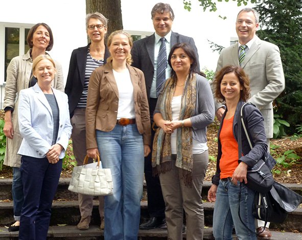 Elisabeth Strasser, Christine Hilkinger (stellv. Schulleiterin), Hedwig Borgmann, Doris Wagner (Frauenreferentin der Bayerischen Grünen), Dr. Stefan Brembeck (Schulleiter), Ekin Deligöz (MdB), Carsten Riegert (Geschäftsführer der Schulstiftung Seligenthal) und Sigi Hagl