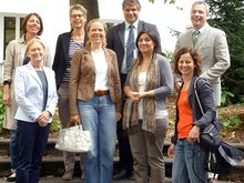 Elisabeth Strasser, Christine Hilkinger (stellv. Schulleiterin), Hedwig Borgmann, Doris Wagner (Frauenreferentin der Bayerischen Grünen), Dr. Stefan Brembeck (Schulleiter), Ekin Deligöz (MdB), Carsten Riegert (Geschäftsführer der Schulstiftung Seligenthal) und Sigi Hagl