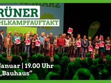 viele Grüne Kandidatinnen und Kandidaten mit OB-Kandidatin Sigi Hagl und auf der Bühne werben für den Wahlauftakt