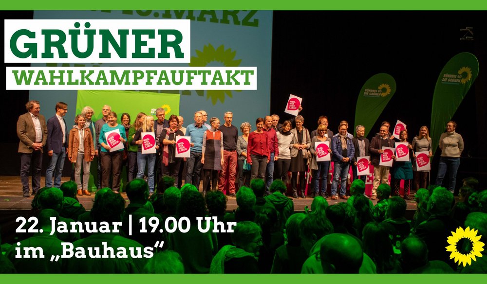 viele Grüne Kandidatinnen und Kandidaten mit OB-Kandidatin Sigi Hagl und auf der Bühne werben für den Wahlauftakt