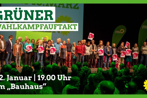 viele Grüne Kandidatinnen und Kandidaten mit OB-Kandidatin Sigi Hagl und auf der Bühne werben für den Wahlauftakt