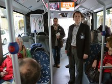Dr. Marc Achilles am Mikrofon und Prof. Dr. Frank Palme im Bus