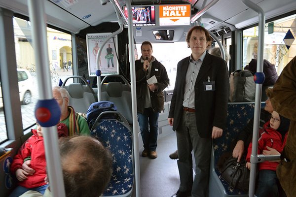 Dr. Marc Achilles am Mikrofon und Prof. Dr. Frank Palme im Bus