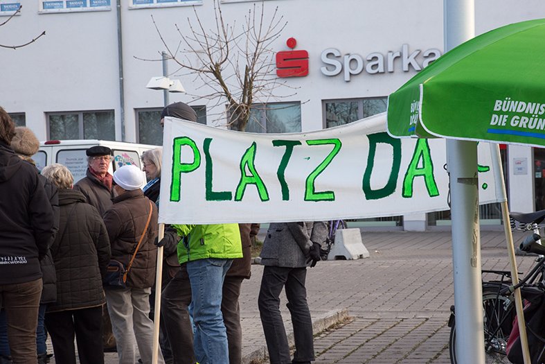 Aktion der Grünen am Parkplatz des fast leerstehenden Einkaufszentrums West