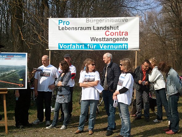 Transparent "Bürgerinitiative Pro Lebensraum Landshut Contra Westtangente - Vorfahrt für Vernunft" mit Bürgern