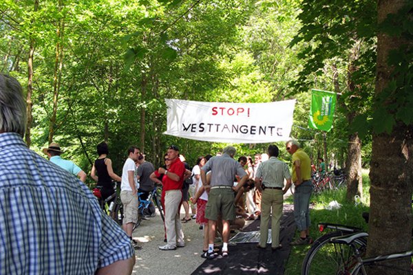 Transparent "Stop Westtangente" mit vielen Bürgern in den Isarauen
