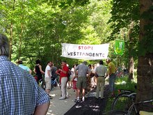 Transparent "Stop Westtangente" mit vielen Bürgern in den Isarauen