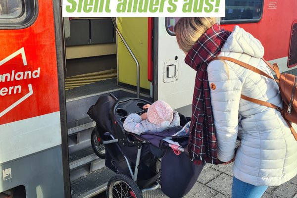 Junge Frau mit Kinderwagen müht sich ab, diesen über Stufen in einem Eisenbahnwaggon zu hieven. Schrift: Barrierefreiheit? Sieht anders aus!