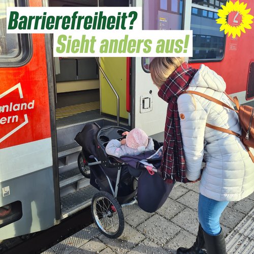 Junge Frau mit Kinderwagen müht sich ab, diesen über Stufen in einem Eisenbahnwaggon zu hieven. Schrift: Barrierefreiheit? Sieht anders aus!