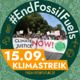 streikende Menschen mit Transparent "climate justice NOW"
